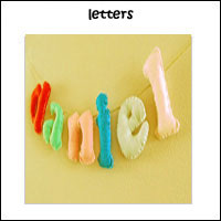 Van vilt gemaakte letters van geboortenaam voor de babykamer