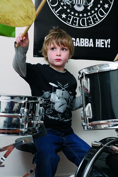 zwart biologisch drum T-shirt Green Eyed Monster, uit Portugal.