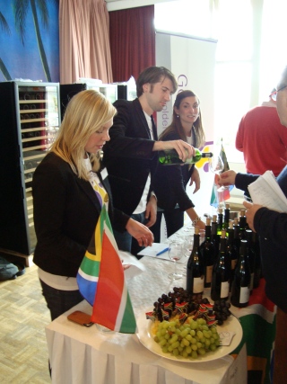 SuusWijnbeursRottApril2010Proeverij.jpg