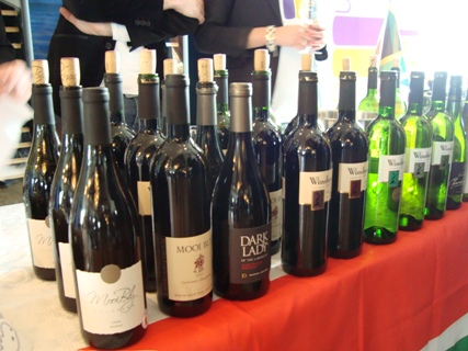 SuusWijnbeursRottApril2010flessen2.jpg