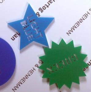 Gekleurde broches*
