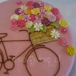 voorjaarstaart fiets met bloemenmand