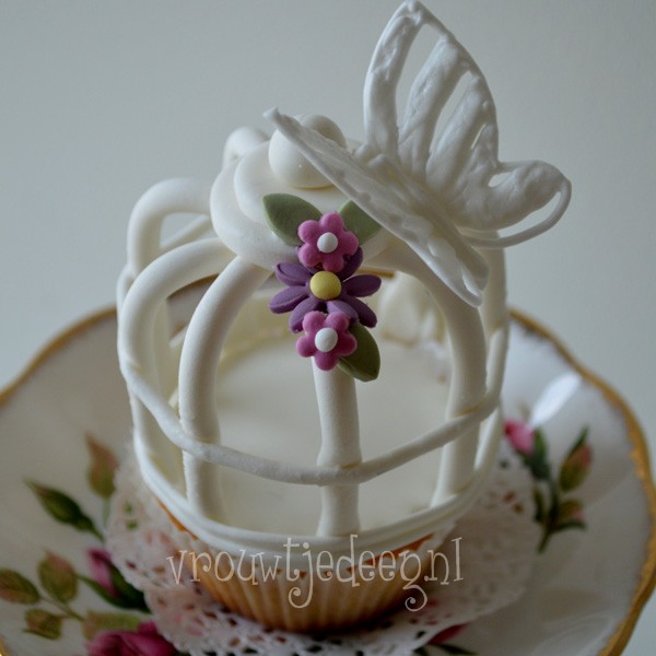 http://myshop.s3-external-3.amazonaws.com/shop1963600.pictures.cakecentralcw.jpg