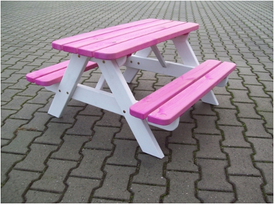 <B>SOLIDE HOUT + VEILIGE AFGERONDE HOEKEN</B>