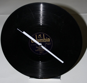 http://myshop.s3-external-3.amazonaws.com/shop2351500.pictures.grammofoonklok.JPG