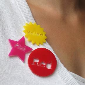 Gekleurde broches*