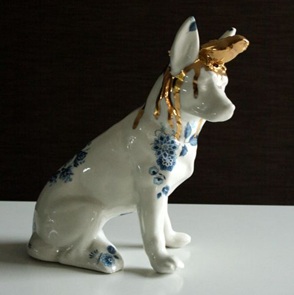 Hond met parkietvaas