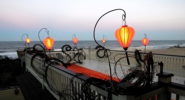 Oranje lampionnen als verlichting op het strand