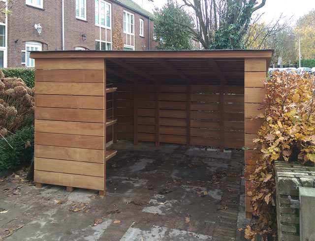 schuurtje hardhout met leitjes in de voortuin