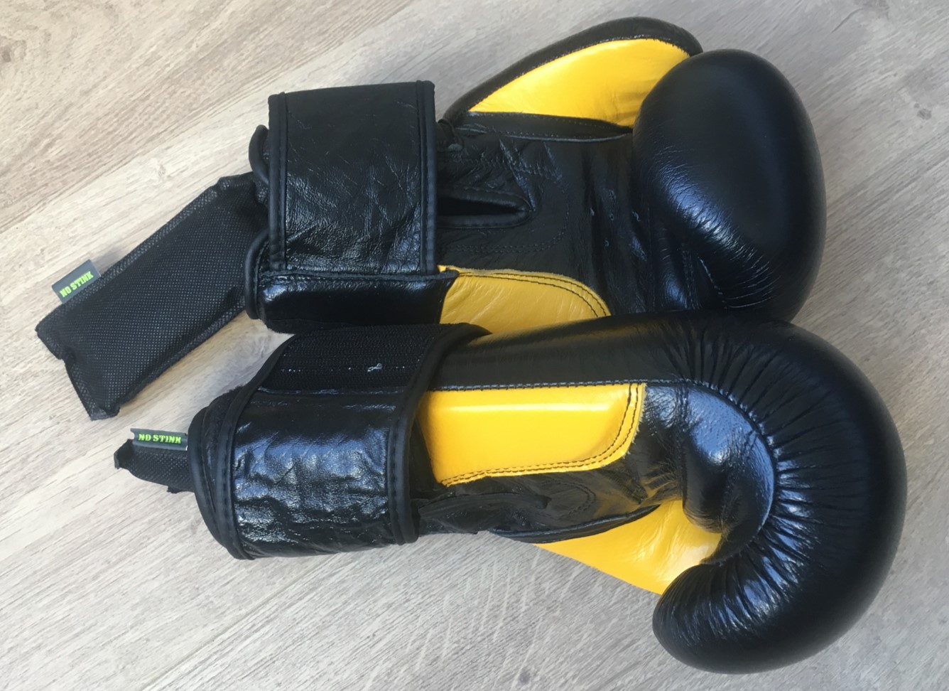 Je gebruikt eerst de spray om alles te ontsmetten. En vervolgens stop je de No Stink zakjes in je bokshandschoenen. bezwete bokshandschoenen met No Stink geurzakjes erin