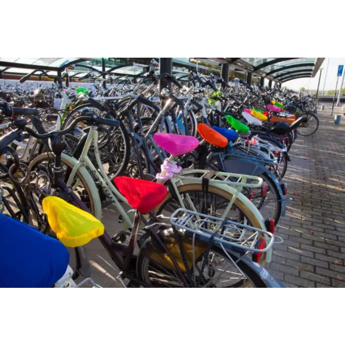 fietsen bij station met zadelhoesjes